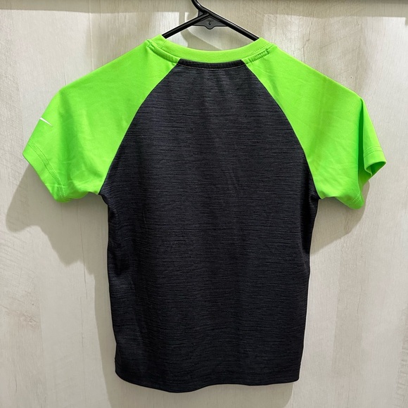 Nike Boys Short Sleeve Tee Size 7 - Picture 2 of 3